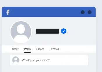واجهة فيسبوك تُظهر حسابًا موثقًا بالعلامة الزرقاء لتوضيح خطوات توثيق حسابك على فيسبوك