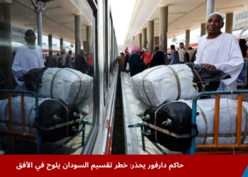 رجل سوداني ينتظر بجوار أمتعته في محطة القاهرة ضمن عائلات نازحة بسبب الصراع، في ظل تصاعد خطر تقسيم السودان وعودة جماعية إلى الخرطوم