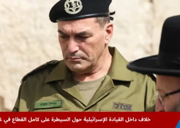 رئيس الأركان الإسرائيلي إيال زمير خلال زيارة لحائط المبكى في القدس، وسط تصاعد الجدل حول خطة السيطرة على غزة.