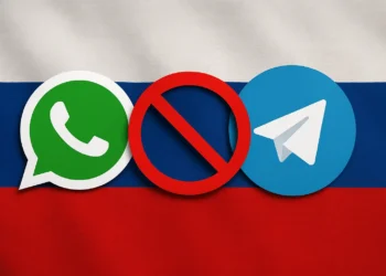 شعارا واتساب وتليغرام على خلفية العلم الروسي مع إشارة حظر ترمز إلى تقييد المكالمات الصوتية