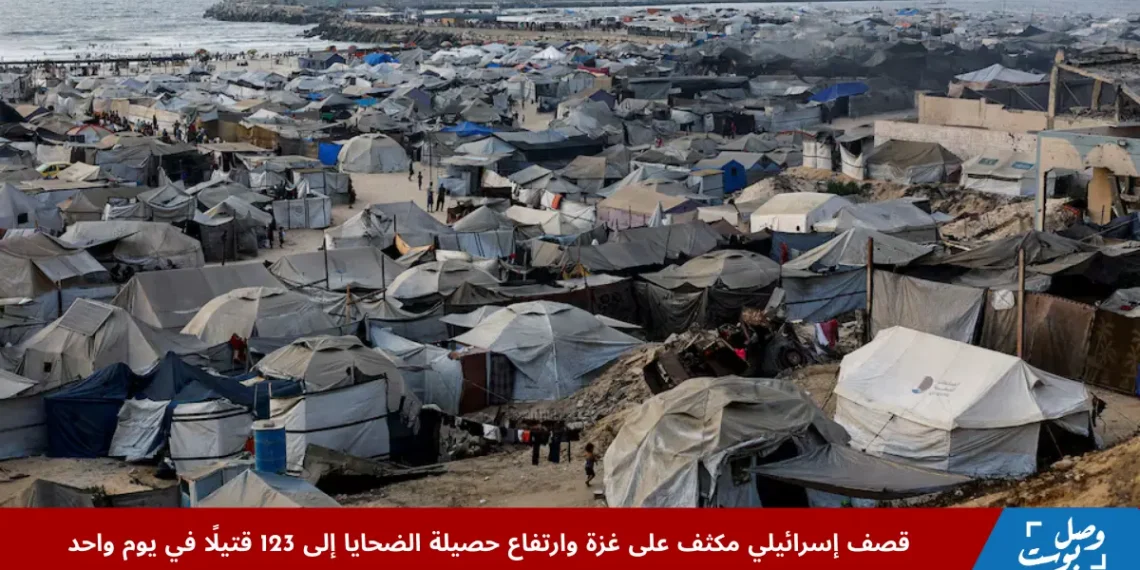 فلسطينيون نازحون بسبب القصف الإسرائيلي يعيشون في مخيم خيام على شاطئ غزة وسط حرارة الصيف