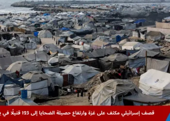 فلسطينيون نازحون بسبب القصف الإسرائيلي يعيشون في مخيم خيام على شاطئ غزة وسط حرارة الصيف