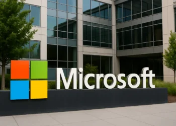 شعار مايكروسوفت مع عرض مرئي ثلاثي الأبعاد يرمز إلى نماذج الذكاء الاصطناعي الجديدة MAI-Voice-1 وMAI-1-preview