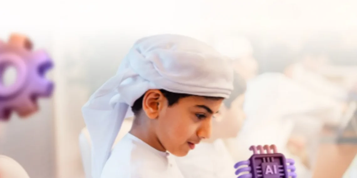 طالب إماراتي يستخدم جهازًا لوحيًا خلال مشاركته في مخيم الإمارات للذكاء الاصطناعي 2025 ضمن برنامج سامسونج للابتكار الإمارات لاكتشاف أحدث التقنيات