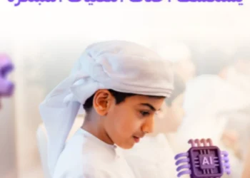 طالب إماراتي يستخدم جهازًا لوحيًا خلال مشاركته في مخيم الإمارات للذكاء الاصطناعي 2025 ضمن برنامج سامسونج للابتكار الإمارات لاكتشاف أحدث التقنيات