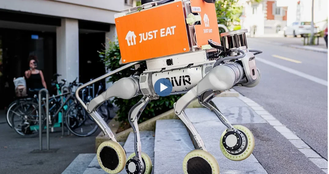 صورة لكلاب روبوتية بالذكاء الاصطناعي تسير في شوارع زيورخ لتوصيل الوجبات السريعة ضمن تجربة أوروبية جديدة