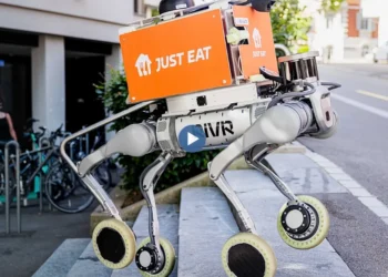 صورة لكلاب روبوتية بالذكاء الاصطناعي تسير في شوارع زيورخ لتوصيل الوجبات السريعة ضمن تجربة أوروبية جديدة