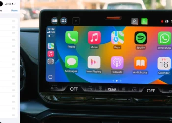 شاشة سيارة تعرض واجهة Apple CarPlay
