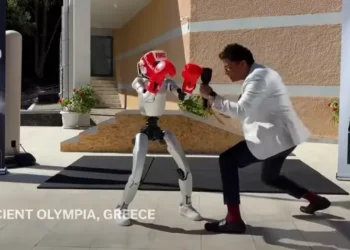 روبوتات شبيهة بالبشر تستعرض مهارات رياضية في أولمبيا القديمة خلال أولمبياد الروبوتات