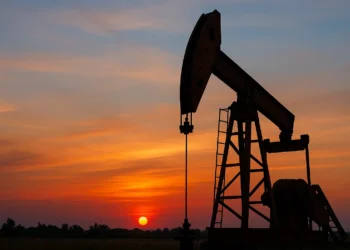 أسعار النفط تتراجع مع زيادة صادرات العراق وتباطؤ الطلب العالمي