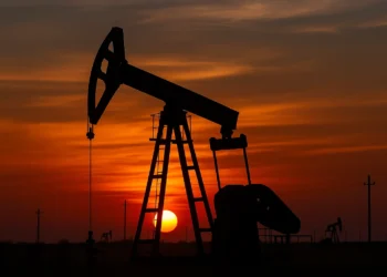 صورة توضح ارتفاع أسعار النفط العالمية بعد هجمات أوكرانية بطائرات مسيرة استهدفت مصافي النفط الروسية، مع تزايد المخاوف من العقوبات الأميركية.