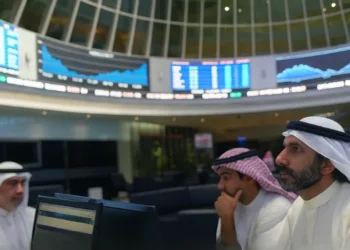 مستثمرون يتابعون شاشات تداول تُظهر ارتفاع مؤشرات أسواق الخليج بدعم توقعات خفض الفائدة الأميركية