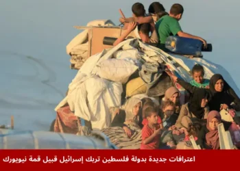 صورة لنازحين فلسطينيين يفرون من شمال غزة باتجاه الجنوب وسط العمليات العسكرية الإسرائيلية، في سياق النقاشات الدولية قبل قمة نيويورك حول الاعتراف بدولة فلسطين وحل الدولتين.