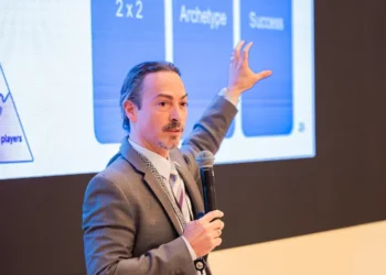 خبير يقدم عرضًا تدريبيًا خلال ندوة GSR25 في الرياض بالتعاون مع الاتحاد الدولي للاتصالات لمناقشة استشراف مستقبل الذكاء الاصطناعي