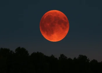 مشهد فلكي يظهر القمر الدموي يزين السماء خلال خسوف كلي للقمر
