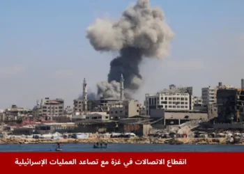 تصاعد أعمدة دخان فوق مبانٍ مدمرة في مدينة غزة نتيجة القصف الإسرائيلي، معاناة المدنيين تتفاقم بعد انقطاع الاتصالات في غزة وتقدم الدبابات الإسرائيلية.