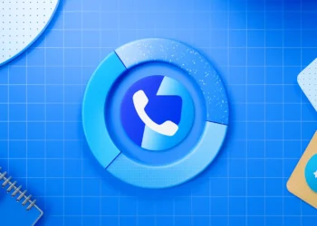 شعار تروكولر ثلاثي الأبعاد باللون الأزرق يرمز إلى تعزيز تقنيات الذكاء الاصطناعي لحماية المستخدمين من المكالمات المزعجة والاحتيال