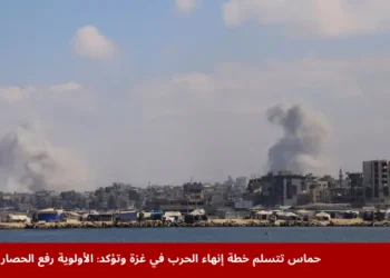 دخان يتصاعد عقب غارات إسرائيلية خلال عملية عسكرية في غزة، في مشهد يعكس آثار العدوان وسط الجهود الدولية من أجل إنهاء الحرب في غزة.