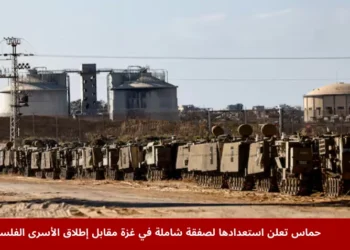 صورة لآليات مدرعة إسرائيلية مصطفة قرب الحدود مع غزة، في ظل تصاعد التوترات ومناقشات حول صفقة شاملة في غزة تشمل الأسرى والرهائن