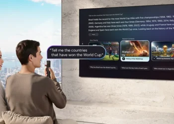 تلفاز سامسونج يعرض واجهة الرفيق الذكي للشاشات مع تقنيات الذكاء الاصطناعي لتحسين الصورة والصوت وتقديم تجربة مشاهدة أكثر تفاعلية