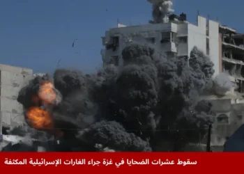 تصاعد الدخان والنيران بعد غارة جوية إسرائيلية على مبنى في مدينة غزة يبرز حجم الدمار وأدى إلى سقوط عشرات الضحايا