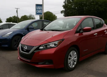 سيارات كهربائية مستعملة معروضة للبيع في الولايات المتحدة تعكس نمو سوق السيارات الكهربائية المستعملة وانخفاض أسعارها