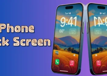 شاشة قفل آيفون في iOS 26 تعرض ساعة مكبرة بمظهر الزجاج السائل مع ويدجات منقولة إلى الأسفل وخلفية ثلاثية الأبعاد تفاعلية