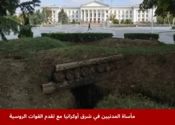 رجل يسير في ساحة مركزية بمدينة كراماتورسك شرق أوكرانيا، حيث تعكس الصورة مأساة المدنيين في شرق أوكرانيا وسط استمرار القصف والخوف من المستقبل.