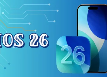 صورة توضيحية لواجهة آيفون تعرض تحديث iOS 26 الجديد مع تصميم Liquid Glass وإعلان مواعيد الإصدار العالمية