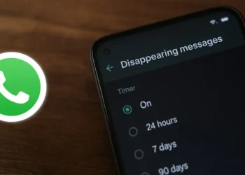 واجهة تطبيق واتساب تعرض إعدادات تفعيل ميزة الرسائل المختفية