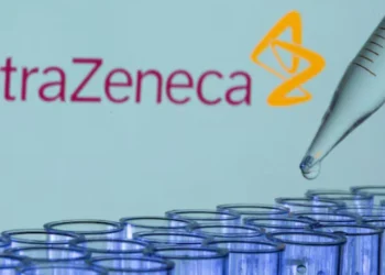 صورة توضح الشراكة بين أسترازينيكا وAlgen Biotechnologies لتطوير علاجات مبتكرة باستخدام الذكاء الاصطناعي وتقنية كريسبر.