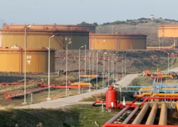 منشآت تخزين وخطوط أنابيب نفطية في ميناء جيهان التركي تُظهر البنية التحتية المستخدمة لتصدير نفط كردستان بعد استئناف الضخ بين العراق وتركيا.