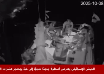 الجيش الإسرائيلي يعترض أسطولًا يحمل مساعدات إنسانية باتجاه غزة في البحر المتوسط، مع وجود نشطاء على متن القوارب.