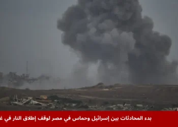 دخان كثيف يتصاعد فوق مبانٍ سكنية في غزة أثناء تصعيد عسكري، في ظل بدء المحادثات بين إسرائيل وحماس في مصر لوقف إطلاق النار.