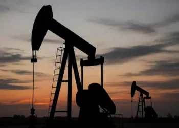 مضخات نفط خارج مدينة ألميتيفيسك في جمهورية تتارستان بروسيا، يعبر عن نشاط إنتاج النفط وتراجع أسعار النفط في الأسواق العالمية