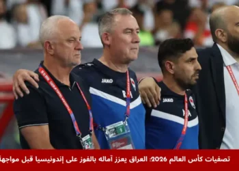 مدرب منتخب العراق يقف بجانب اللاعبين خلال تصفيات كأس العالم، ضمن استعدادات الفريق لمباراة إندونيسيا