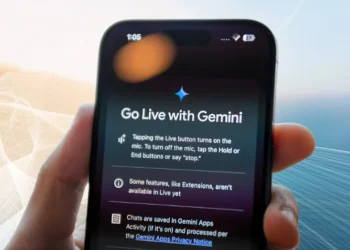 واجهة تطبيق Gemini Live على هاتف أندرويد تُظهر ميزة الصوت الأصلي الجديدة من جوجل التي تُحاكي الصوت البشري في المحادثة.