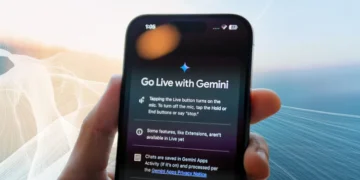 واجهة تطبيق Gemini Live على هاتف أندرويد تُظهر ميزة الصوت الأصلي الجديدة من جوجل التي تُحاكي الصوت البشري في المحادثة.