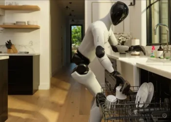 صورة توضح تصميم الروبوت البشري للمنزل Figure 03 من شركة Figure AI وهو يؤدي مهام منزلية.